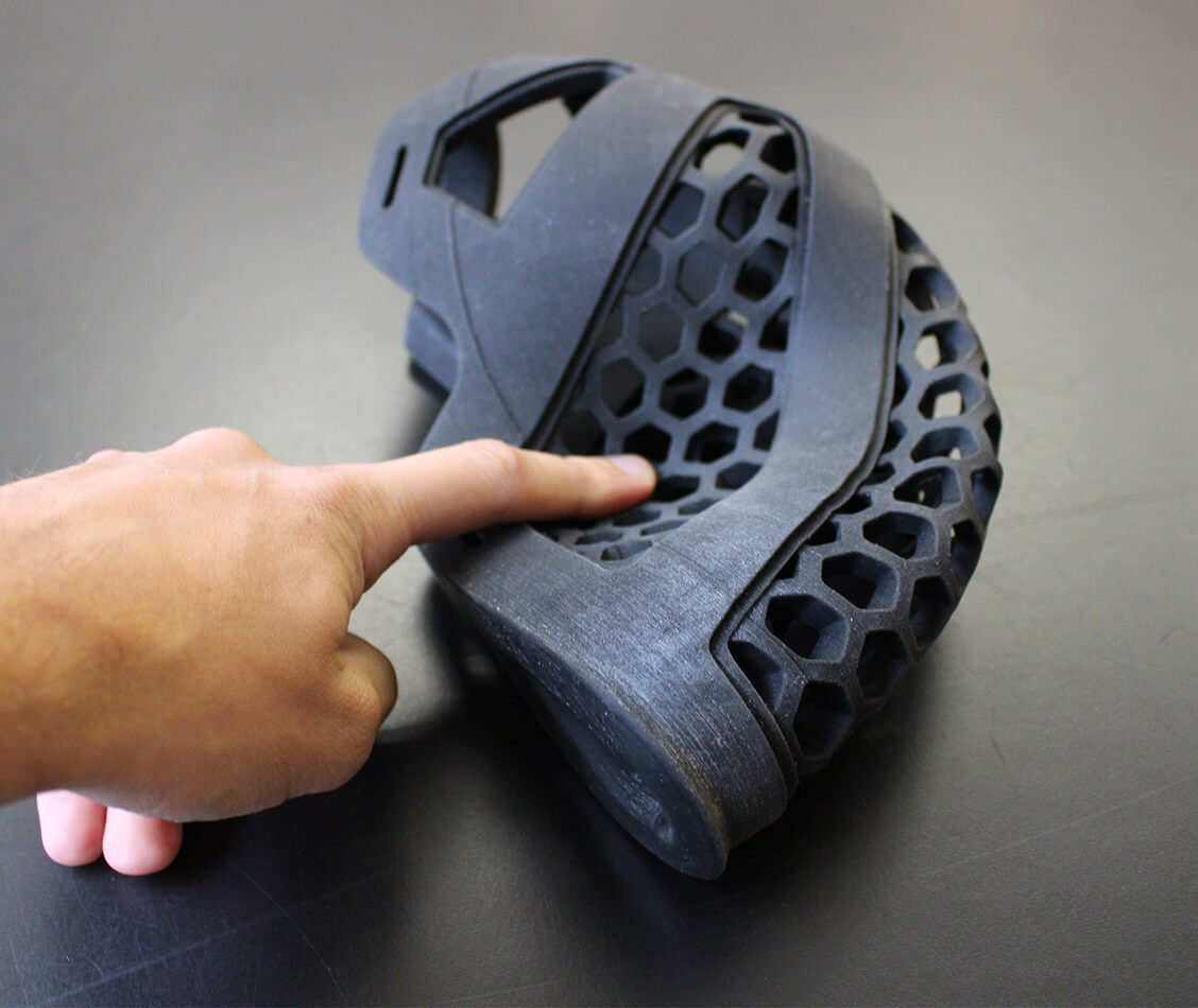 This picture shows a prototyp of the helmet HelMut where the flexibility of the material is demonstrated.