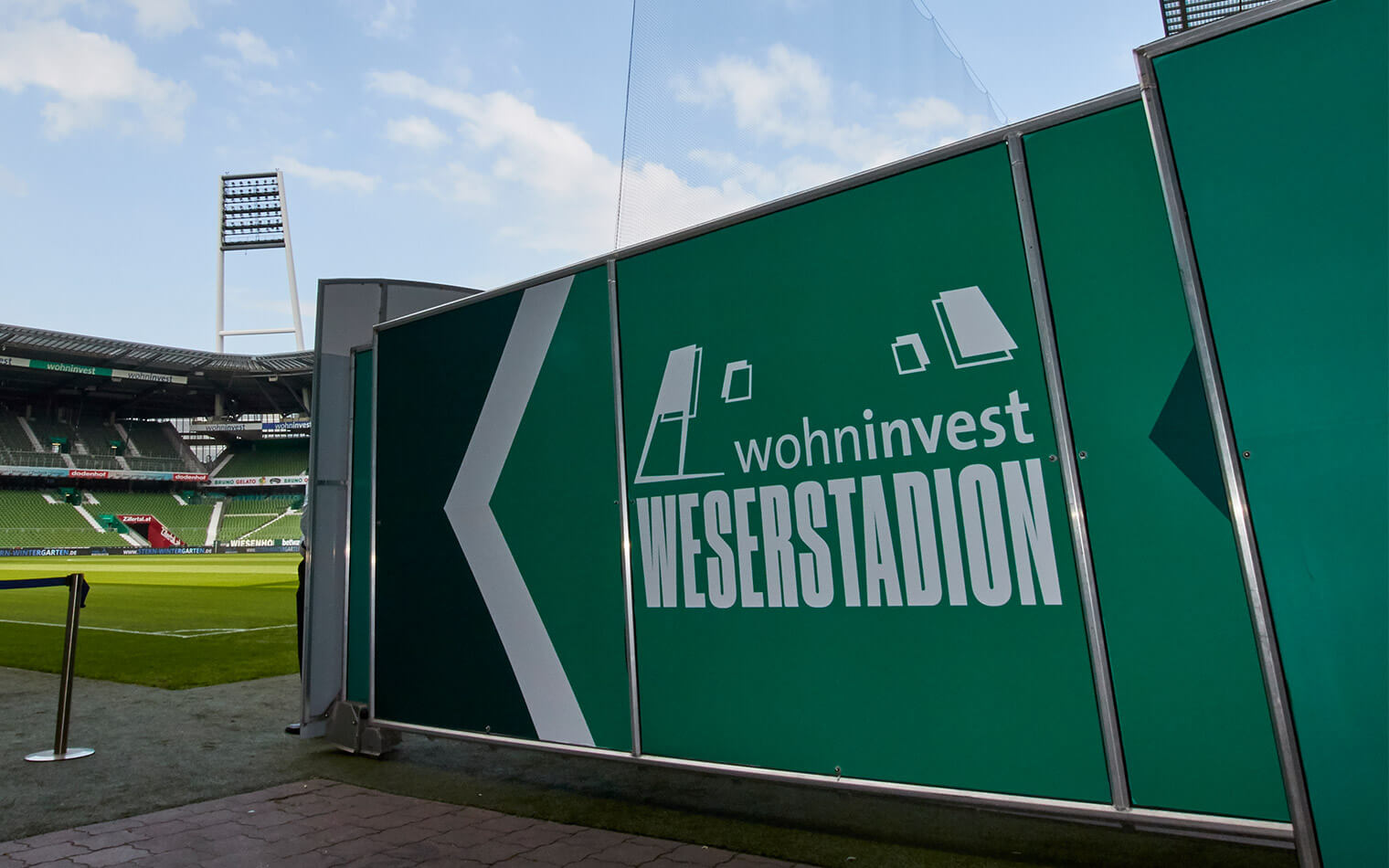 This picture shows the players' tunnel with the logo of the wohninvest WESERSTADION.