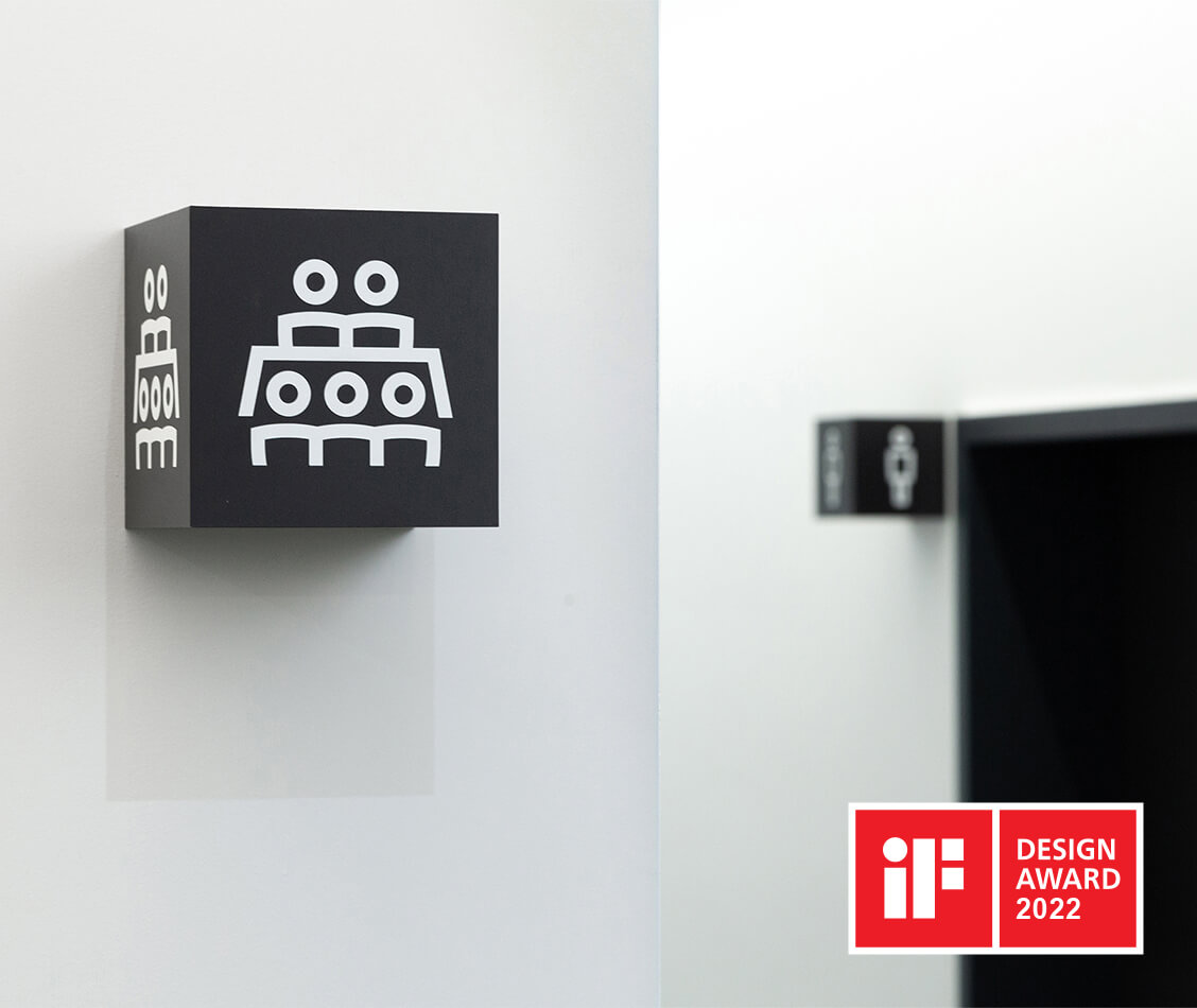 Auf diesem Bild sind zwei Würfel der Wilo Signaletik mit dem iF Design Award 2022 zu sehen.