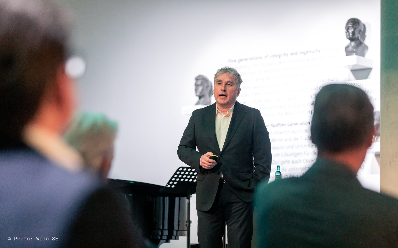 Auf diesem Bild ist Prof. Mehnert während der Präsentation zur feierlichen Eröffnung des digitalen Kunstwerks »Connected« zu sehen.