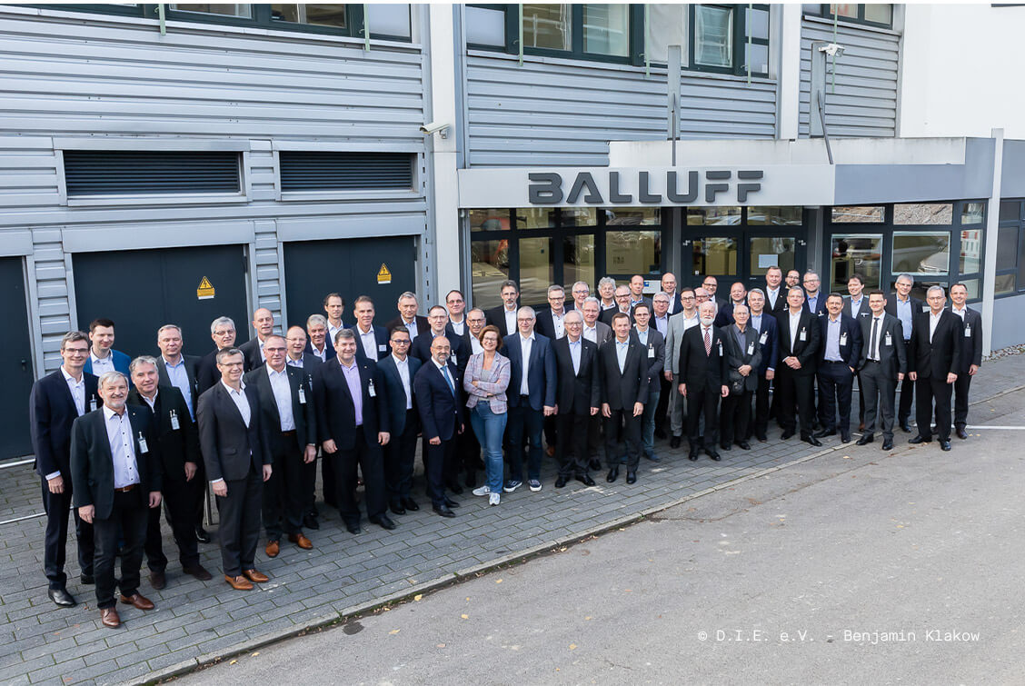 This picture shows all participants of the CTO Autumn Forum 2019 in front of Balluf GmbH.
