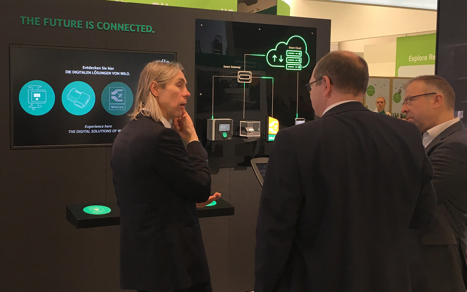 This picture shows a Wilo employee talking about the new connectivity of Wilo products at the ISH 2019 trade fair in Frankfurt am Main.