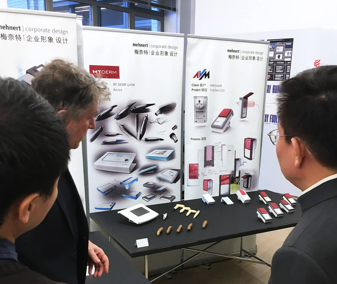 Auf diesem Bild erklärt Prof. Kurt Mehnert Vertretern der chinesischen Delegation aus Shanghai Produkte aus den Bereichen Health-Care und Consumer Electronics von den Firmen MT.Derm und AVM GmbH (Fritz).