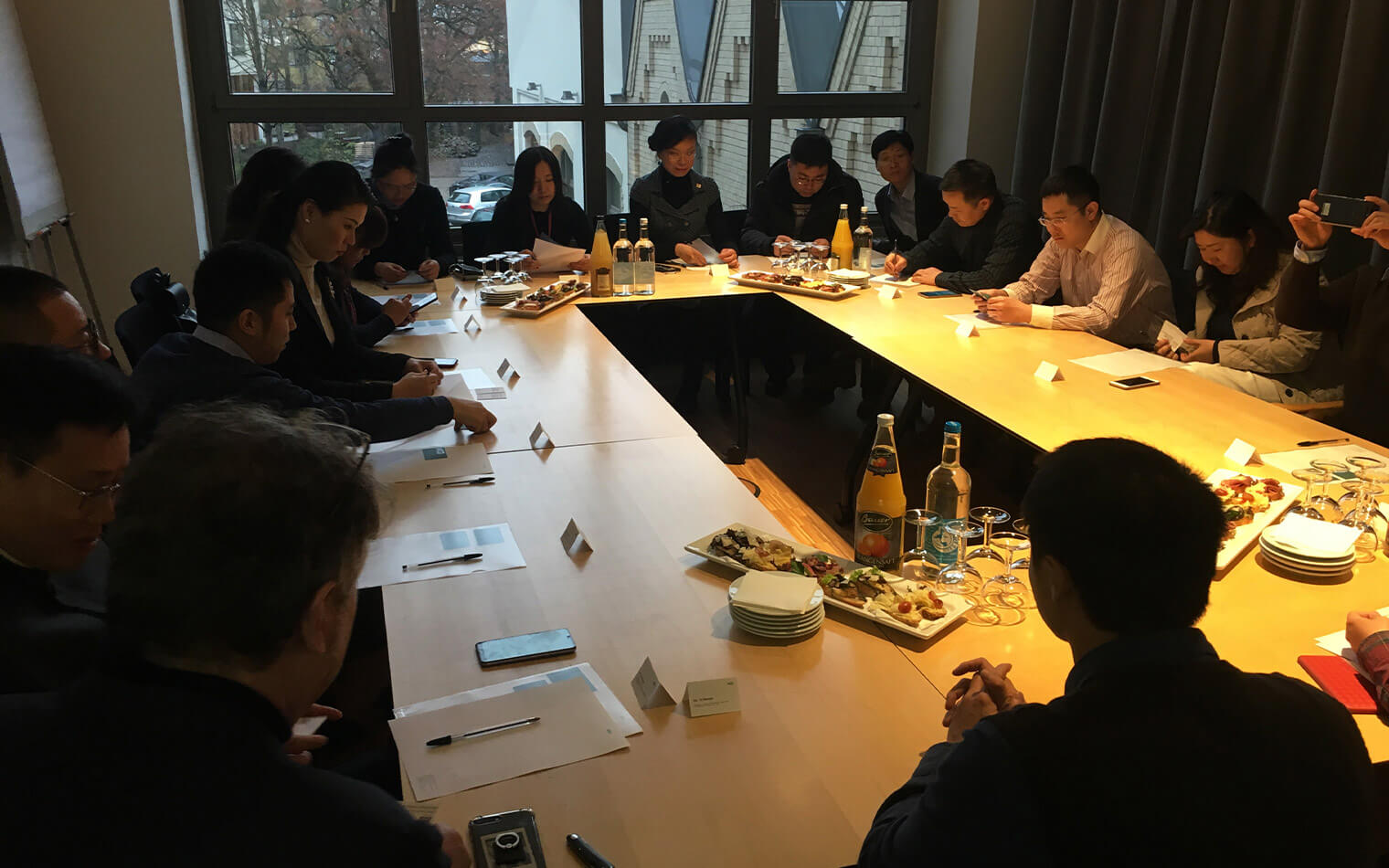 Auf diesem Bild ist die gesamte Gruppe der chinesischen Delegation aus Shanghai mit Vertretern aus Wirtschaft und Politik zu sehen.